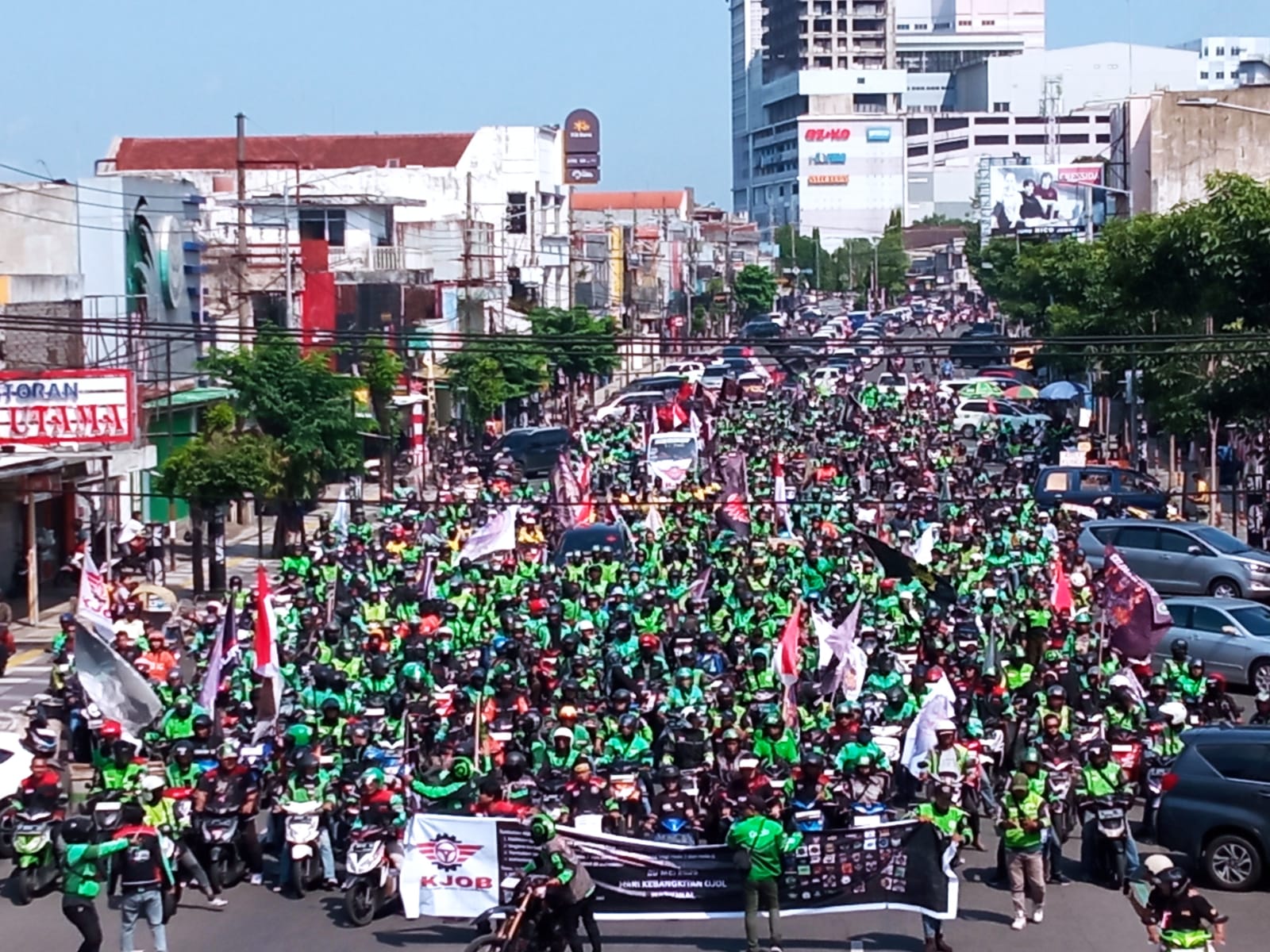 Merasa Seperti Sapi Perah, Ratusan Ojol Jember Turun ke Jalan