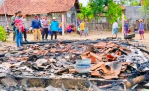 Pemiliknya Kerja Tebang Tebu, Rumah di Situbondo Terbakar Rata dengan Tanah 