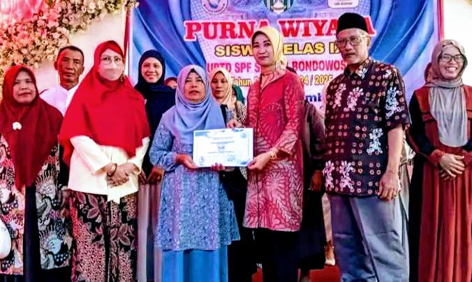 Hadiri Purnawiyata SMPN 4 Bondowoso, Kepala Dispendik Haeriah Janjikan Pengadaan Komputer