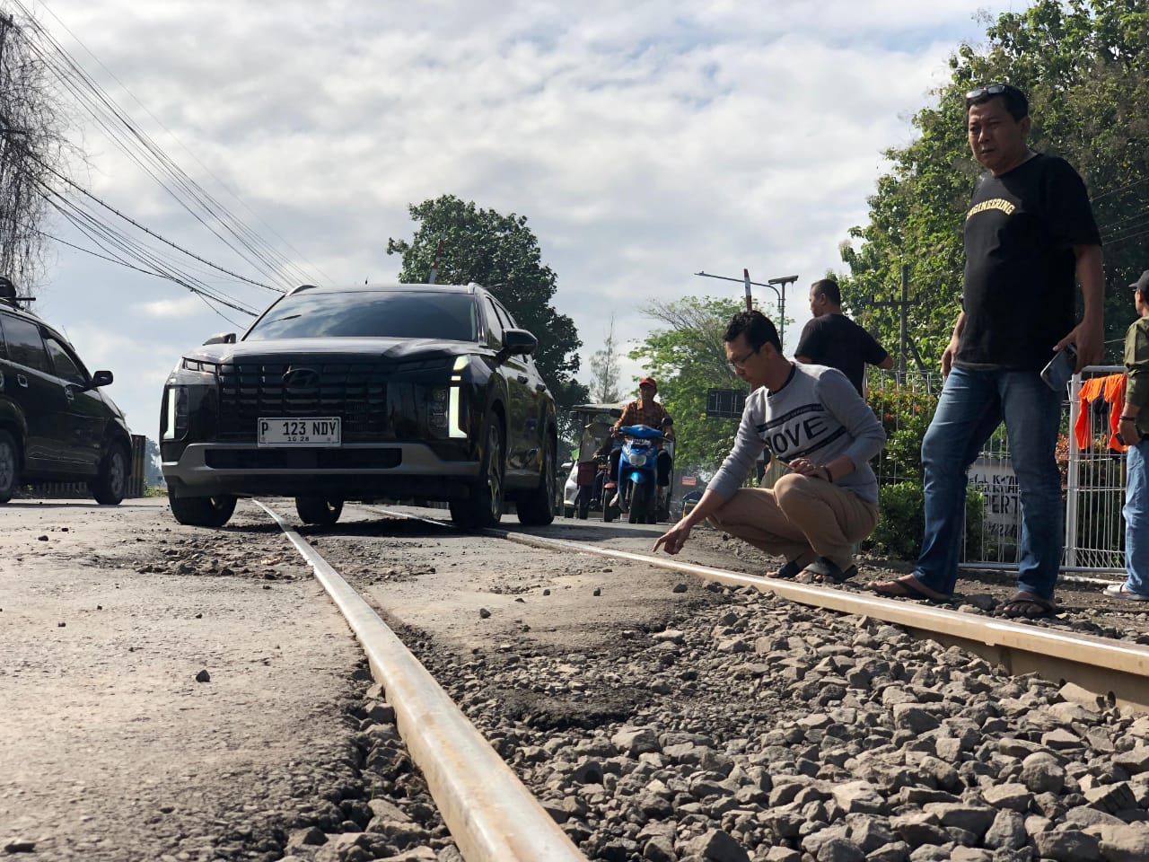 Rusak Parah, Banyak Pengendara Tergelincir di Perlintasan Kereta Api Pecoro Jember