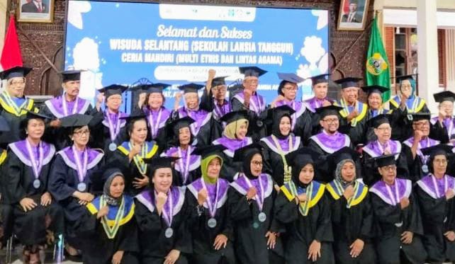 40 Lansia Lintas Suku dan Agama di Bondowoso Wisuda Selantang Ceria 