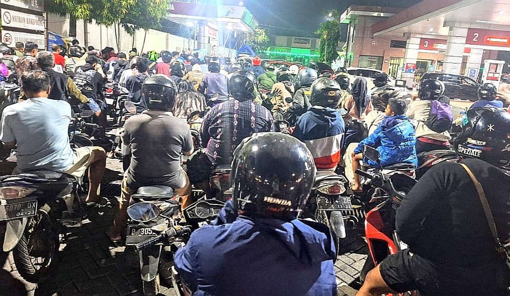 Jalur Gumitir Ditutup, Sudah 4 Hari Antrean Panjang Kendaraan Terjadi di SPBU Bondowoso