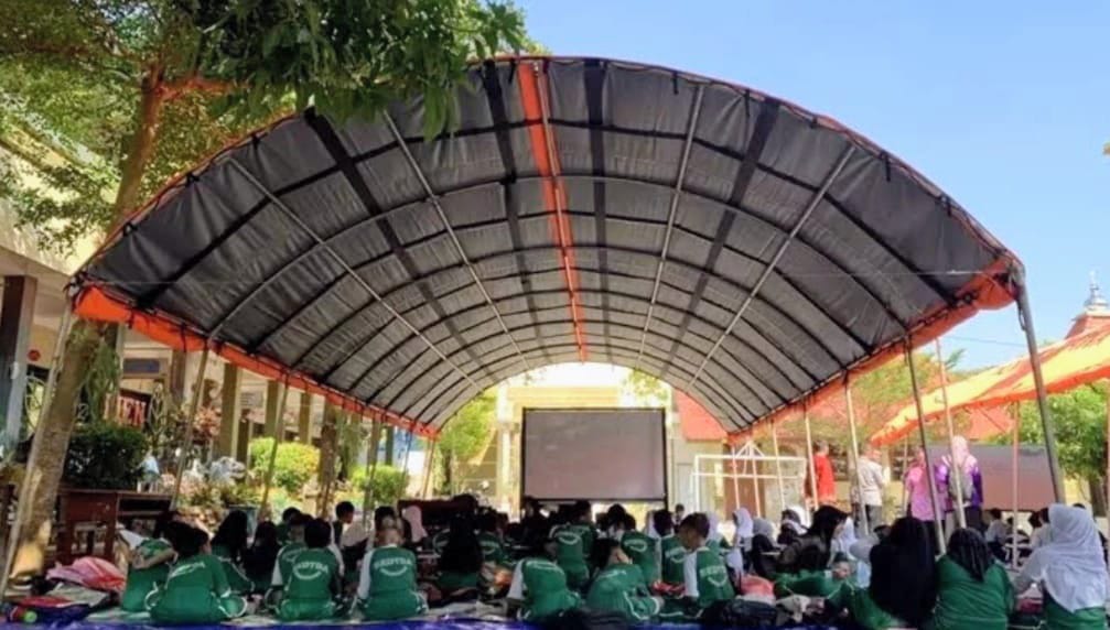 Ruang Kelas Rusak Diguncang Gempa Sumenep, Siswa SDN Kotakulon 2 Bondowoso Belajar di Tenda Darurat