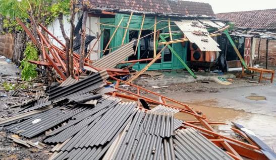14 Rumah Rusak Diterjang Hujan Angin di Mlandingan Situbondo