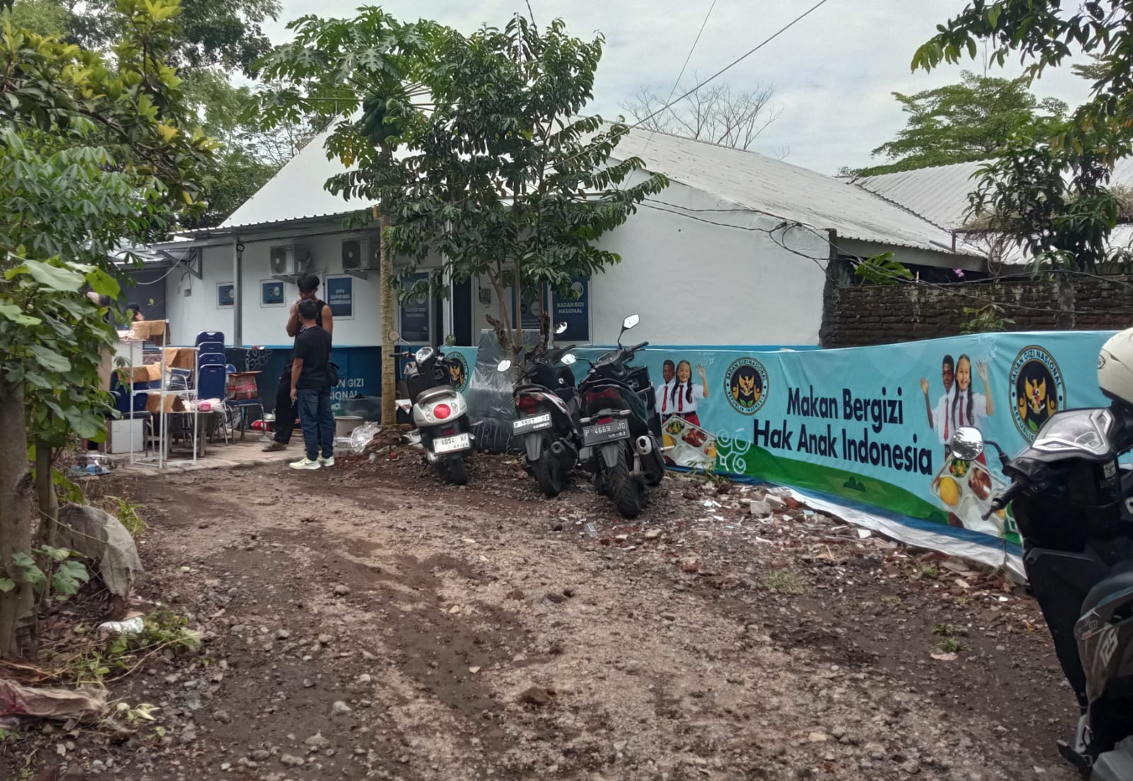 Berdiri Disamping Selokan, SPPG Semeru Jember Banjir dan Tak Operasi