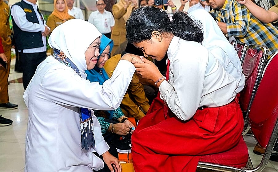 Entaskan Kemiskinan Ekstrem, Gubernur Khofifah Salurkan Bansos Rp 12,9 Miliar di Bondowoso