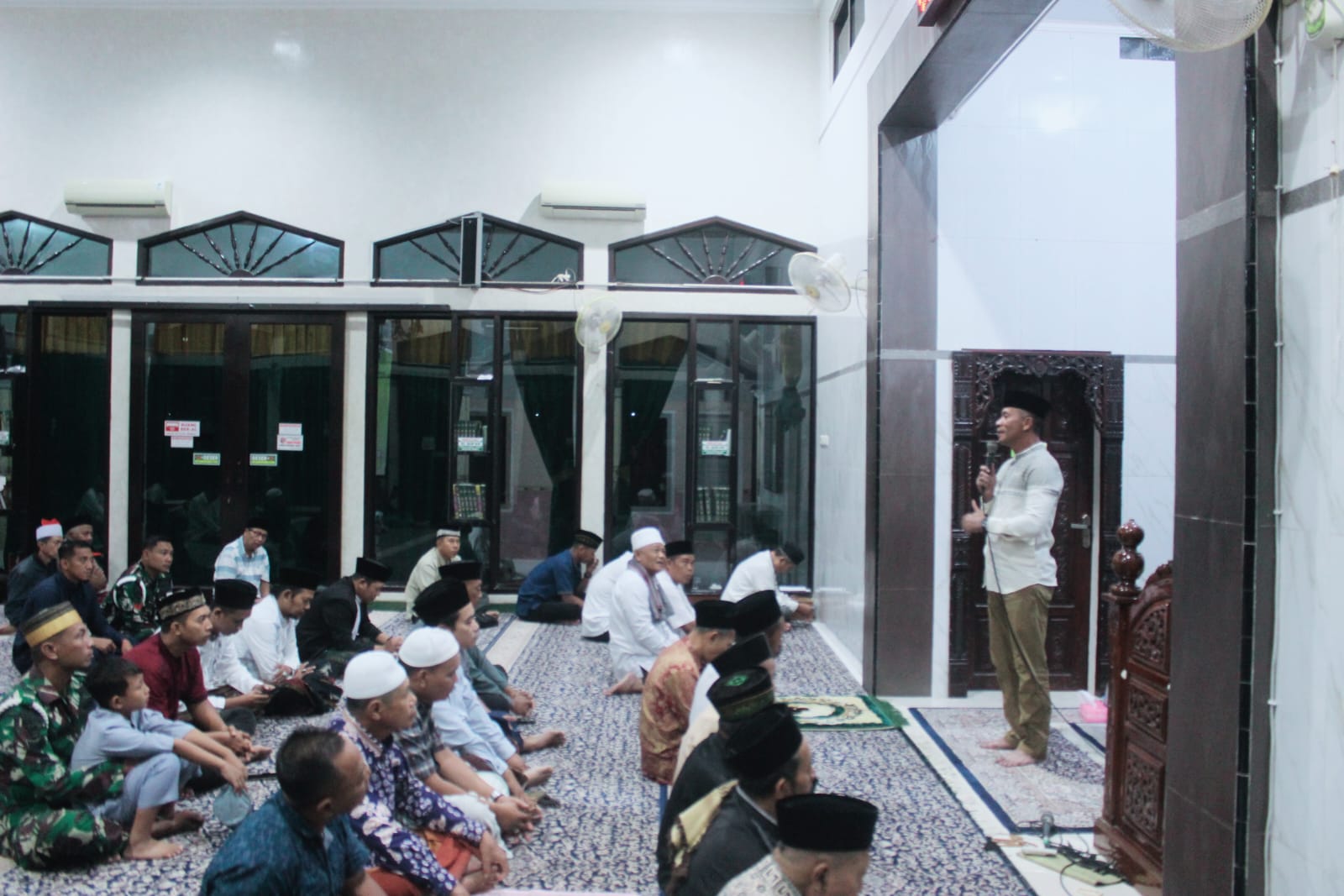 Dekatkan Diri TNI Dengan Rakyat, Danbrigif 9 Jember Gelar Salat Subuh Berjemaah