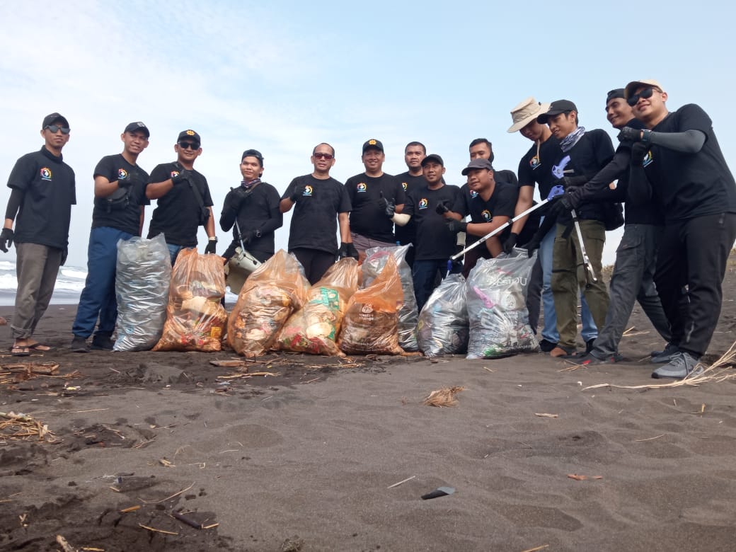 Bank Mandiri Jember, Melakukan Kegiatan “Aksi Bersih Mandiri” di Destinasi Wisata Pantai Pancer