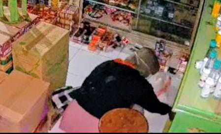 Emak Kuras Rokok di Toko Pasar Pujer Bondowoso Seorang Diri Terekam CCTV