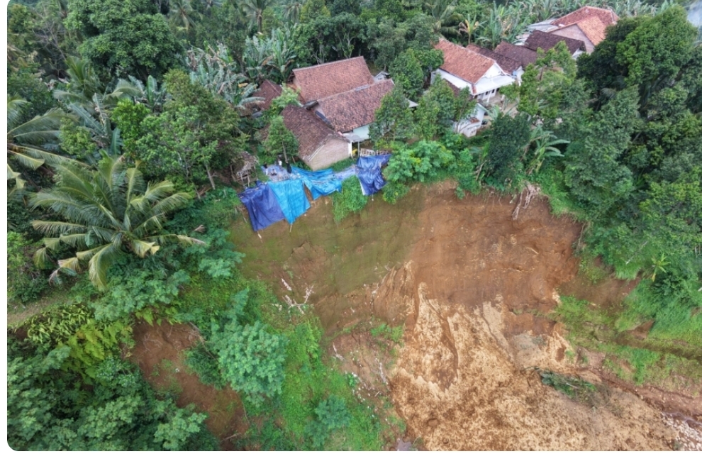 Ngeri! Longsor Tebing Klungkung Makin Parah, Jarak Tebing Sama Rumah Hanya Sekitar Satu Meter