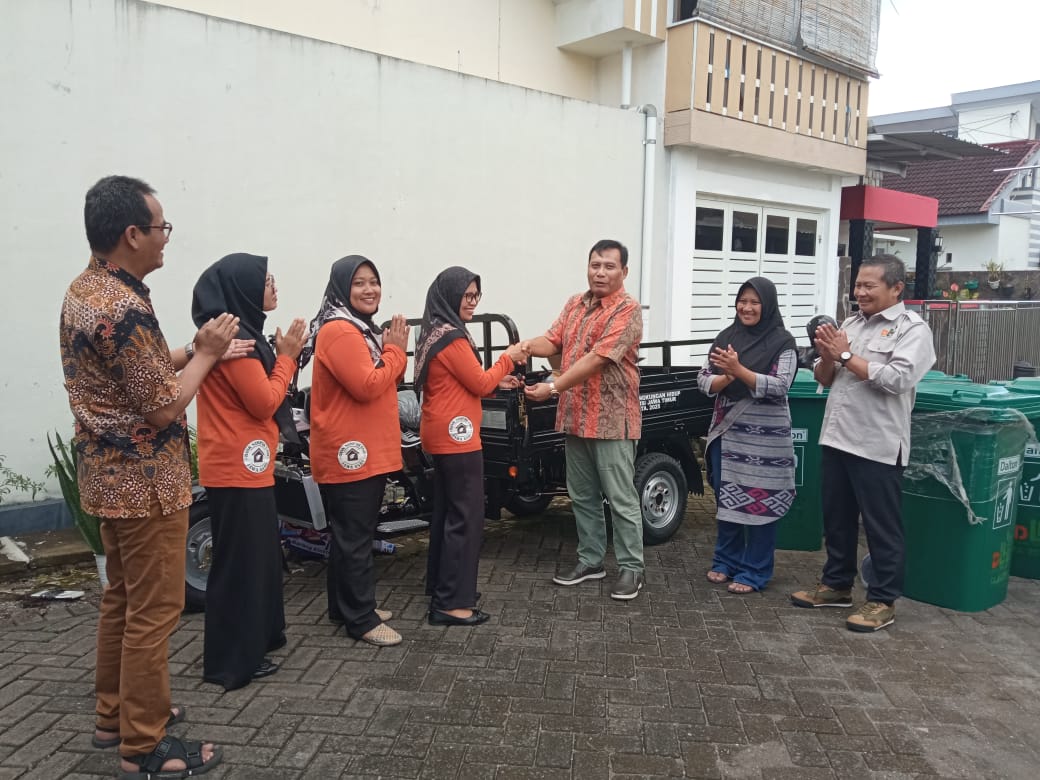 Dukung Pengelolaan Bank Sampah, Anggota DPRD Jatim H. Satib Berikan Bantuan Roda Tiga