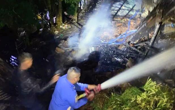 Gegara Sisa Bakaran Rumput, Dua Kandang Sapi di Bondowoso Ludes Terbakar 