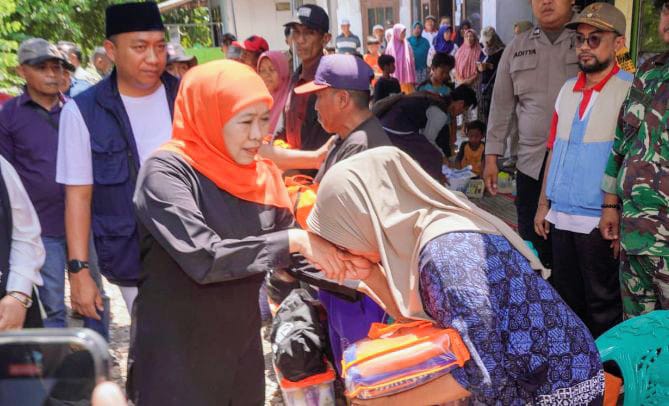 Gubernur Khofifah Serahkan Bantuan ke Warga Situbondo Terdampak Gempa Banyuwangi