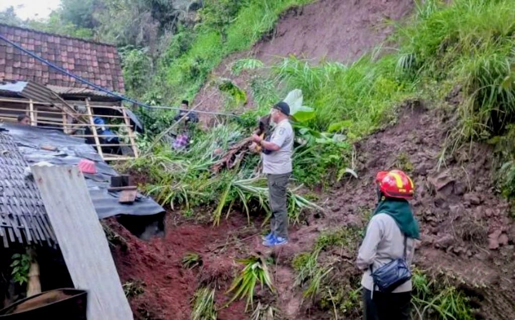 Tebing Longsor di Situbondo, Satu Rumah Tertimpa dan Seorang Warga Tertimbun tapi Selamat 