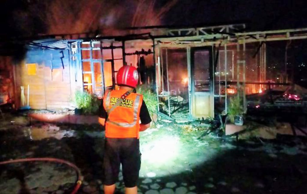 Orang Tak Dikenal Bakar Sampah, Kafe dan Warung Bakso di Situbondo Ludes Terbakar