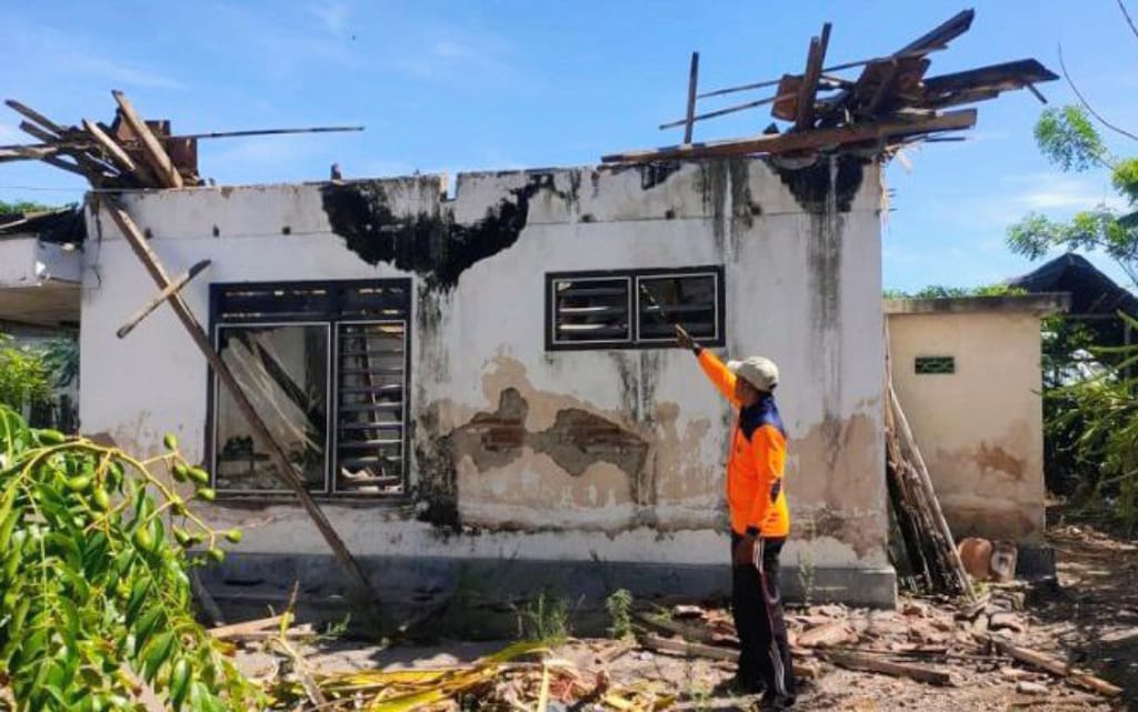 Diduga Kayu Rapuh Dimakan Usia, Atap Musala di Situbondo Ambruk