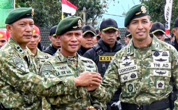 Danyonif 514 Kostrad Bondowoso lama Letkol Inf Sidik Soulisa salam komando dengan penggantinya Letkol Inf Ugro