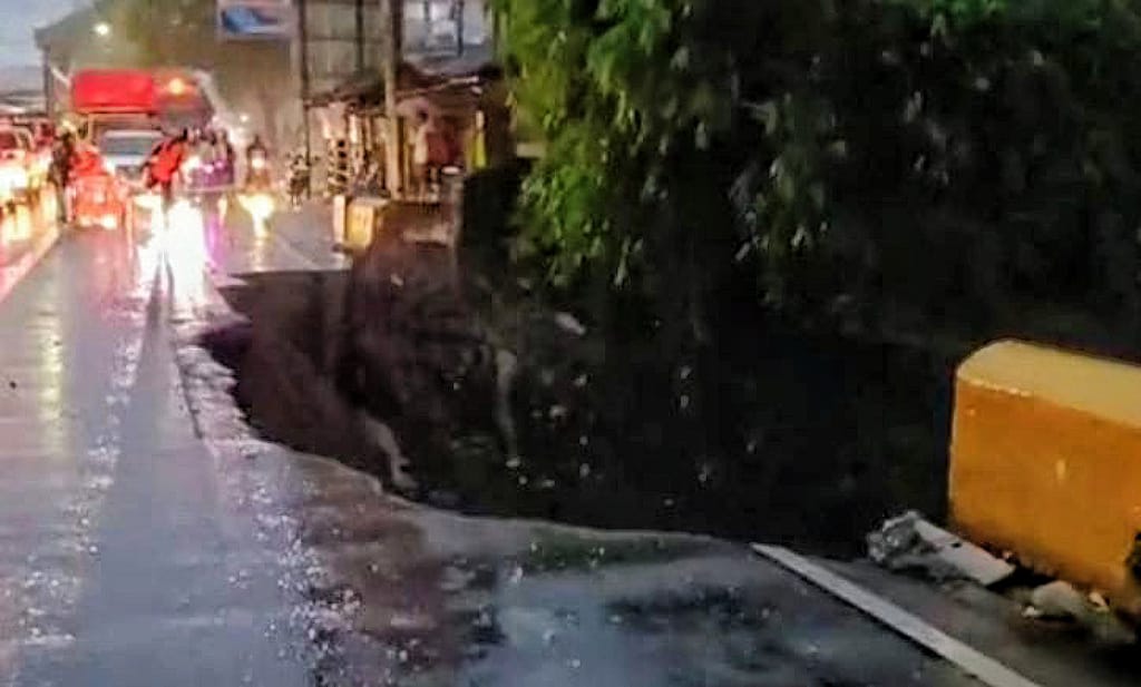 Bondowoso Diguyur Hujan Lima Jam, Jembatan Penghubung Bondowoso - Jember Ambrol