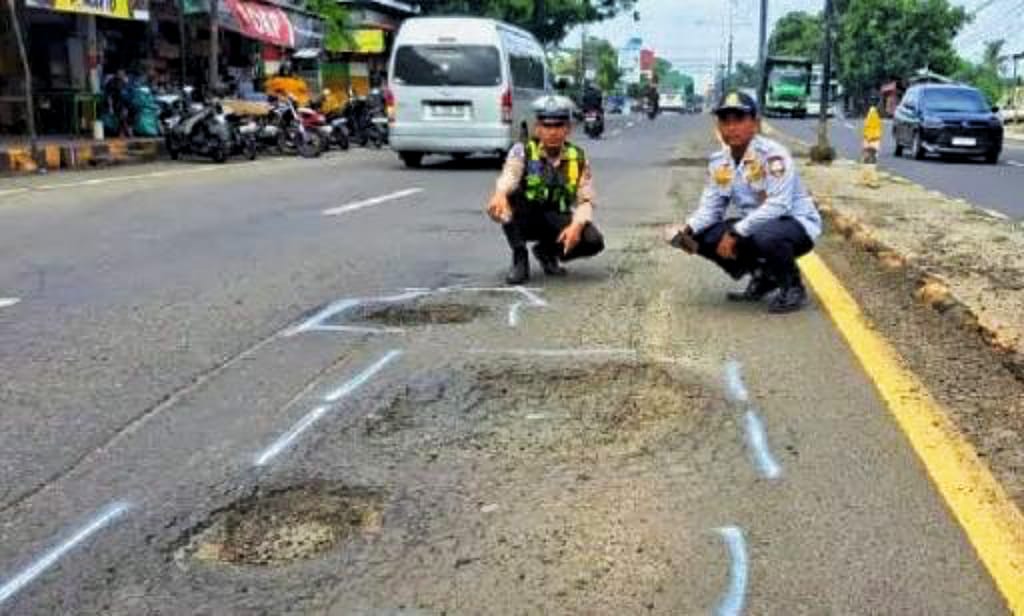 Banyak Jalan Rusak, Polisi Imbau Pengendara Lebih Waspada Lewat Pantura Situbondo
