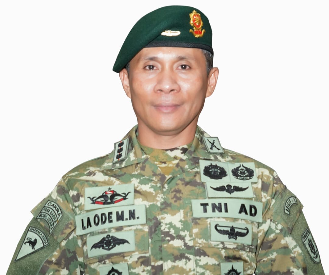 Danbrigif 9 Kostrad Jember Ajak Warga Kibarkan Merah Putih