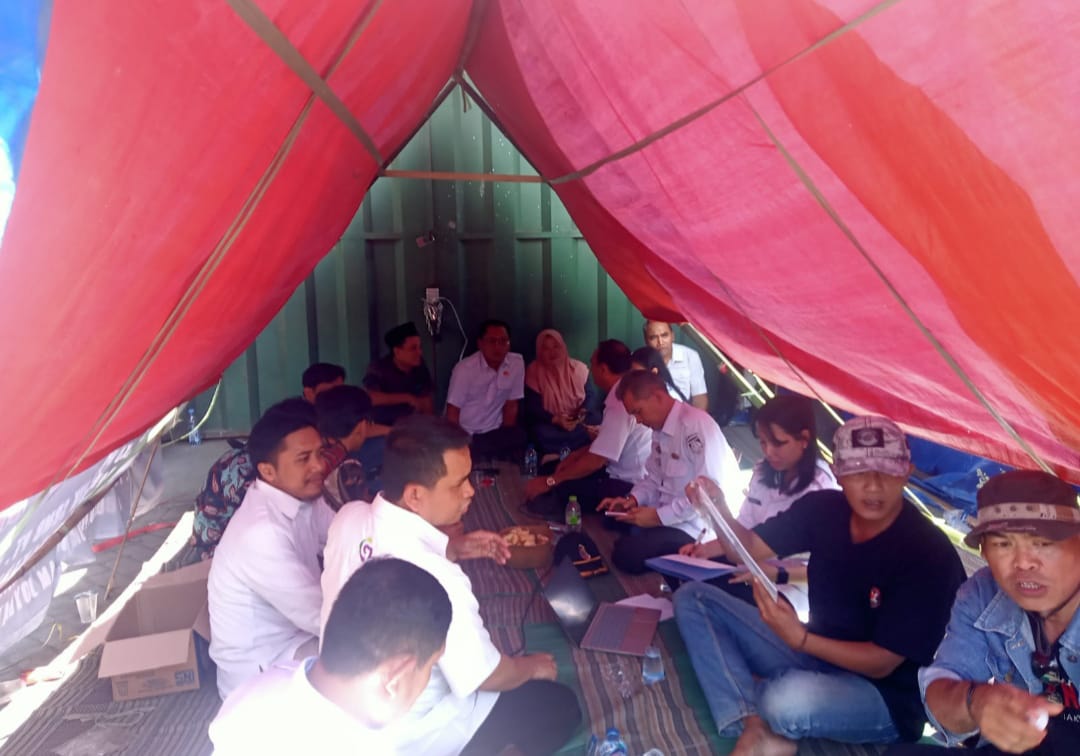 Buruh FFT di Jember Segel Kantor Produksi dan Blokade Dengan Tenda