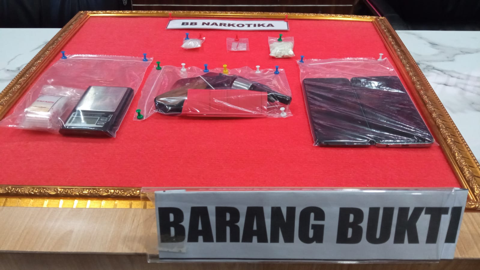 Polisi Gerebek Pesta Narkoba, Temukan Sejumlah Senpi dan Sajam