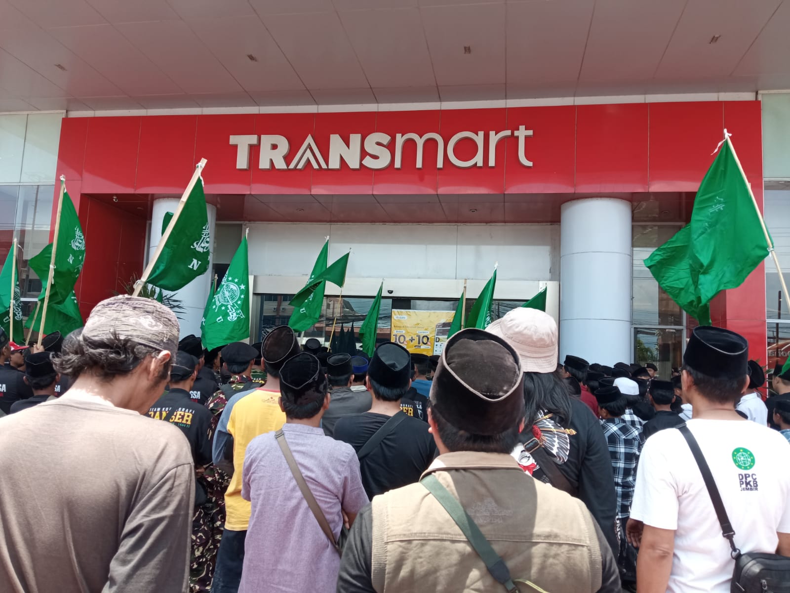 Protes Tayangan di Trans7, Transmart di Jember Diserbu Ratusan Santri
