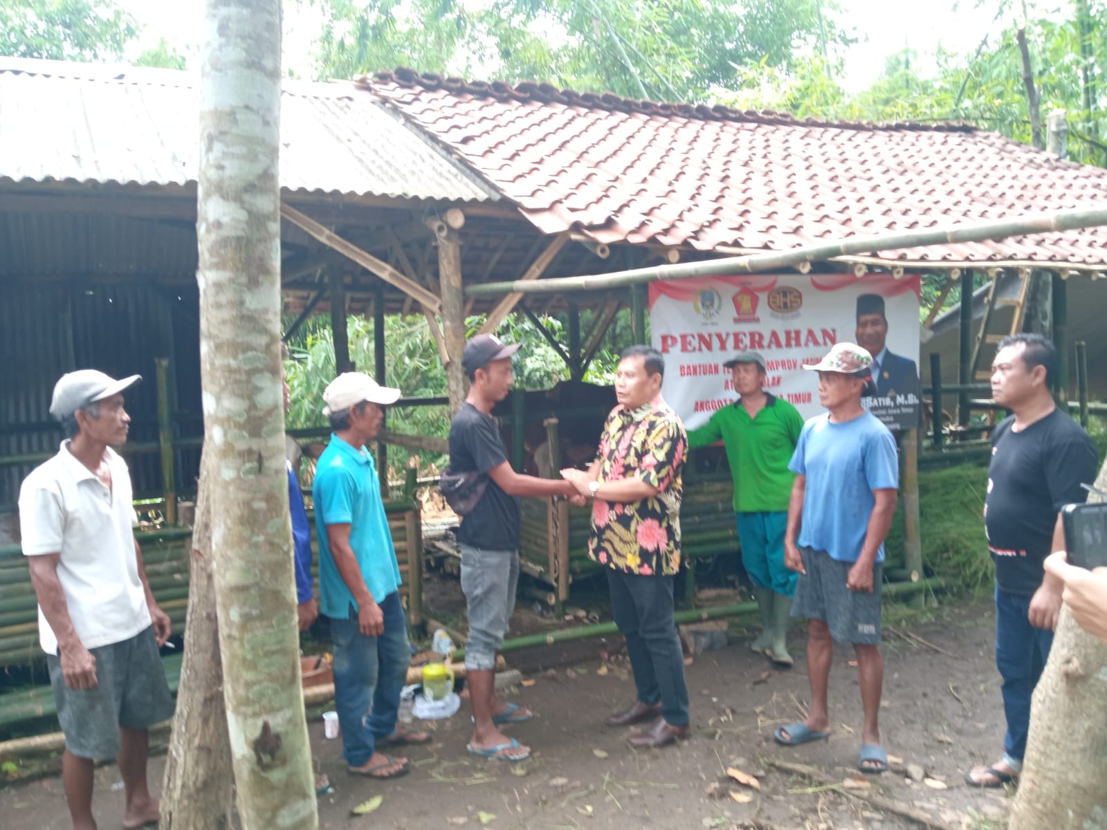 Serahkan Bantuan Sapi, Anggota DPRD Jatim Minta Jangan Dijual Tapi Dikembangkan