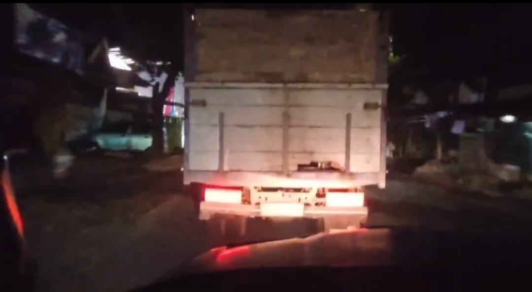 Mobil Anggota DPRD Jember Digiring Masuk Sungai Saat Kejar Penimbun BBM Solar