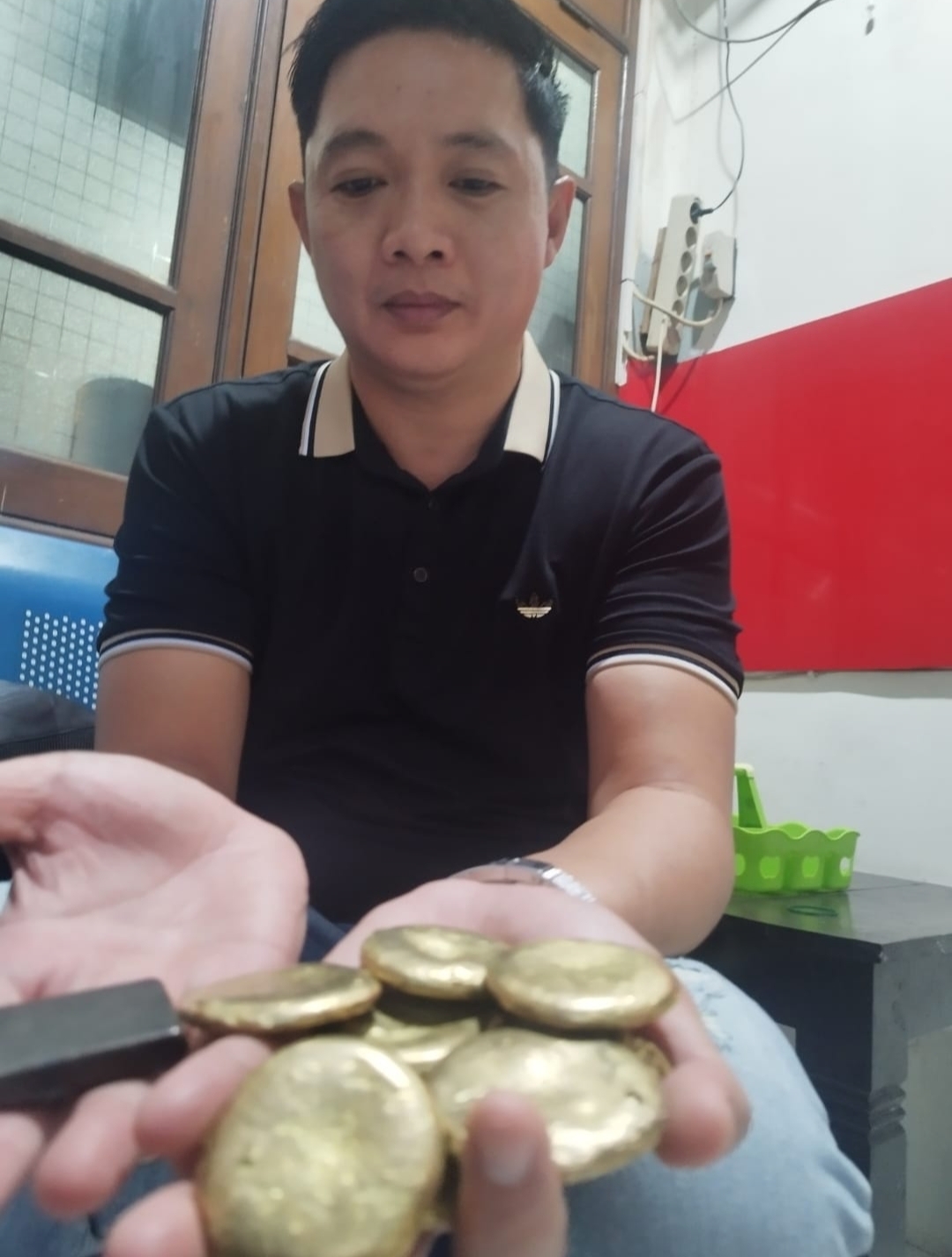 Korban Penipuan Emas Palsu Serahkan Barang Bukti 42 Emas Palsu Ke Polres Jember