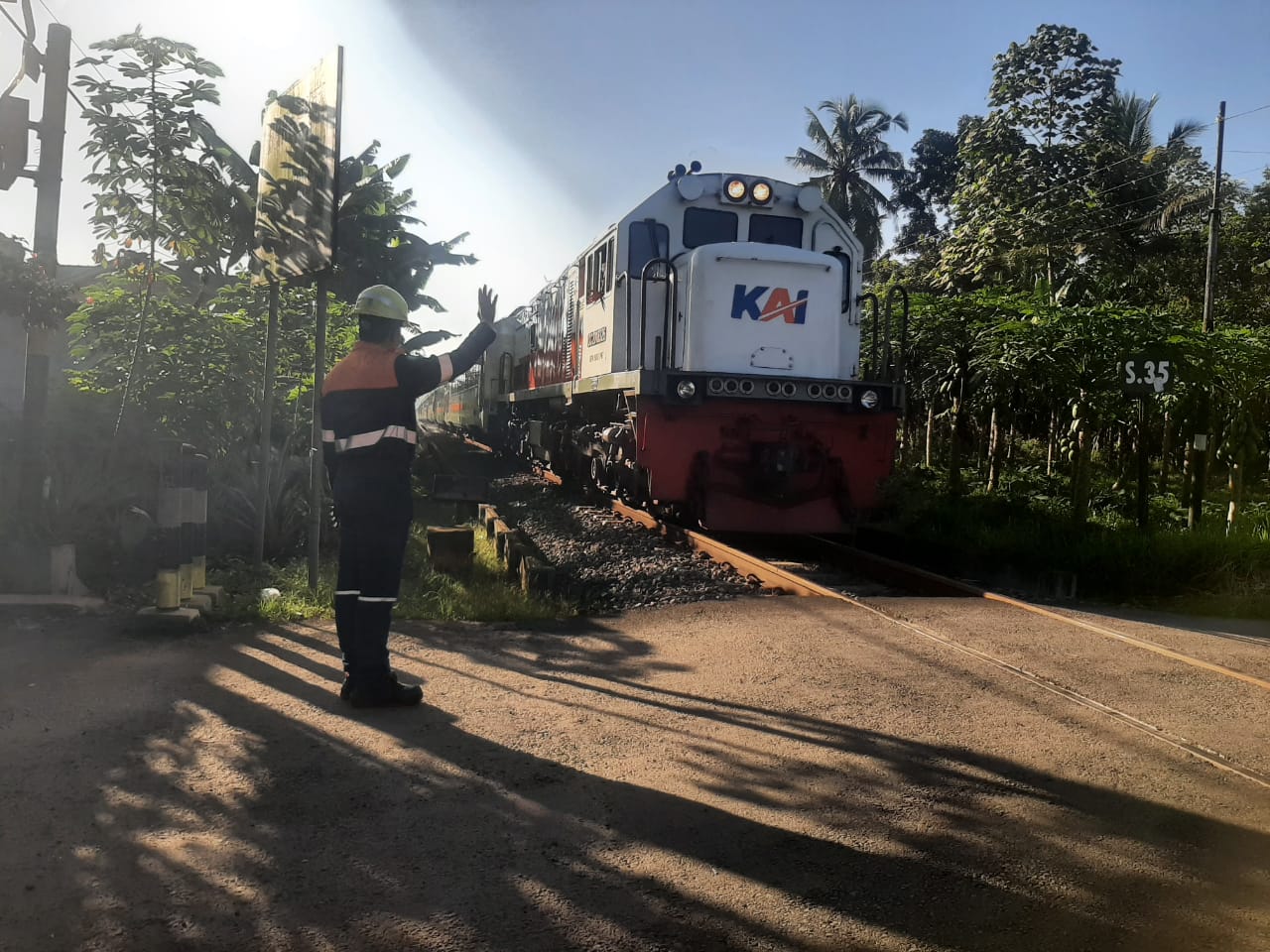 Libur Panjang, Daop 9 Jember Tempatkan Petugas Jaga Lintasan Ekstra di 34 Titik