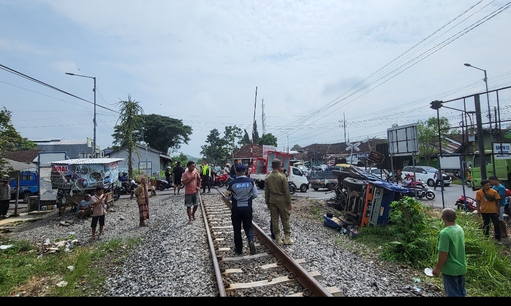 Dihantam KA Logawa,Truk Tanpa Muatan Terguling. Sopir Tewas di Tempat