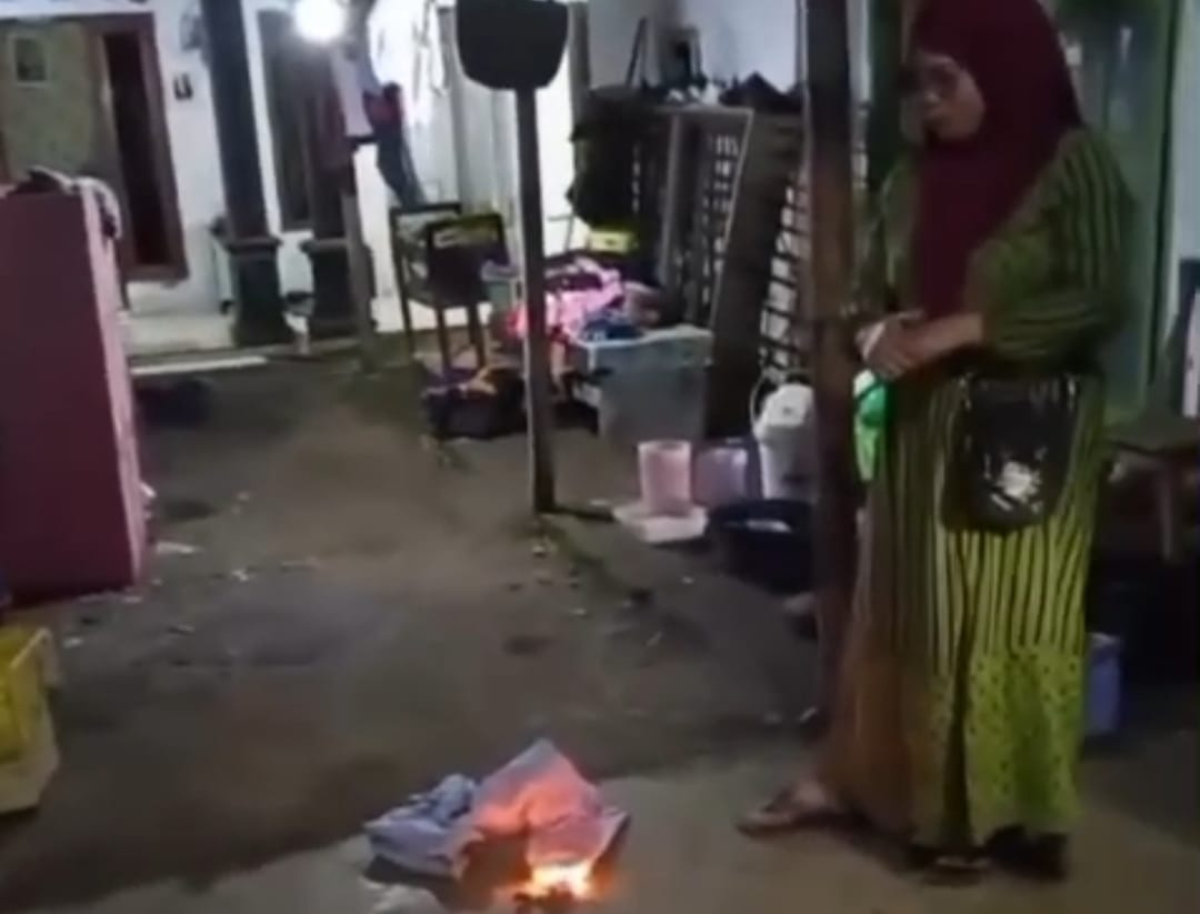 Api Misterius Muncul Tiba-tiba, Bakar Perabotan Rumah Warga Jember