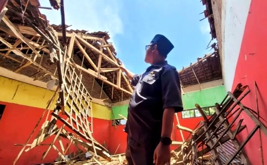 Lapuk Dimakan Usia, Tiga Ruang Kelas SDN 9 Kilensari Situbondo Ambruk
