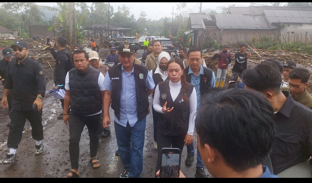 Erupsi Semeru Masih Terjadi Ketika Utusan Presiden Zita Anjani Tinjau Lokasi Bencana 