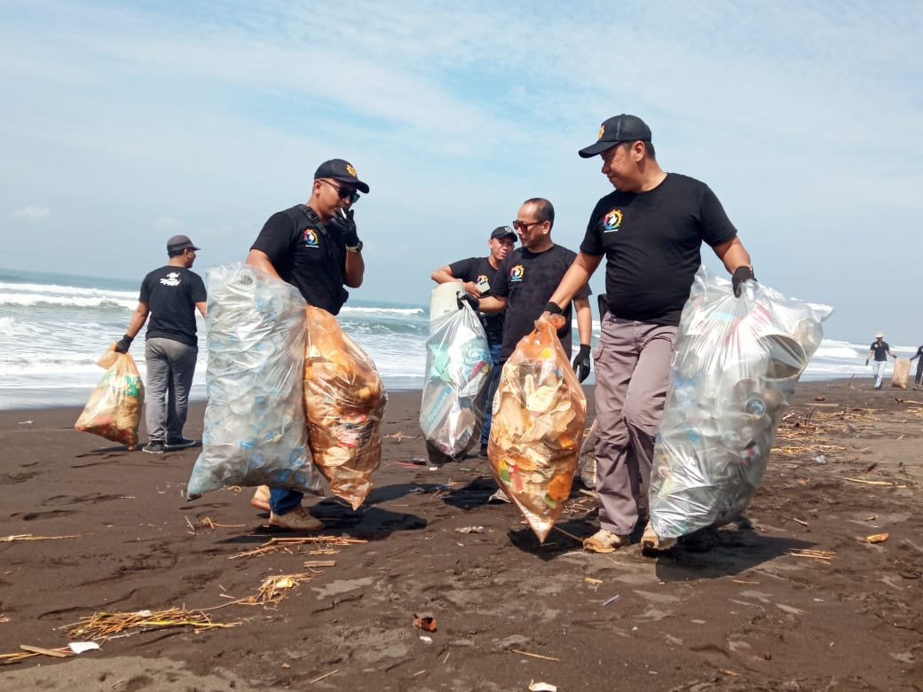 Bank Mandiri HUT, Bersihkan Sampah di Destinasi Wisata Pantai Pancer Jember