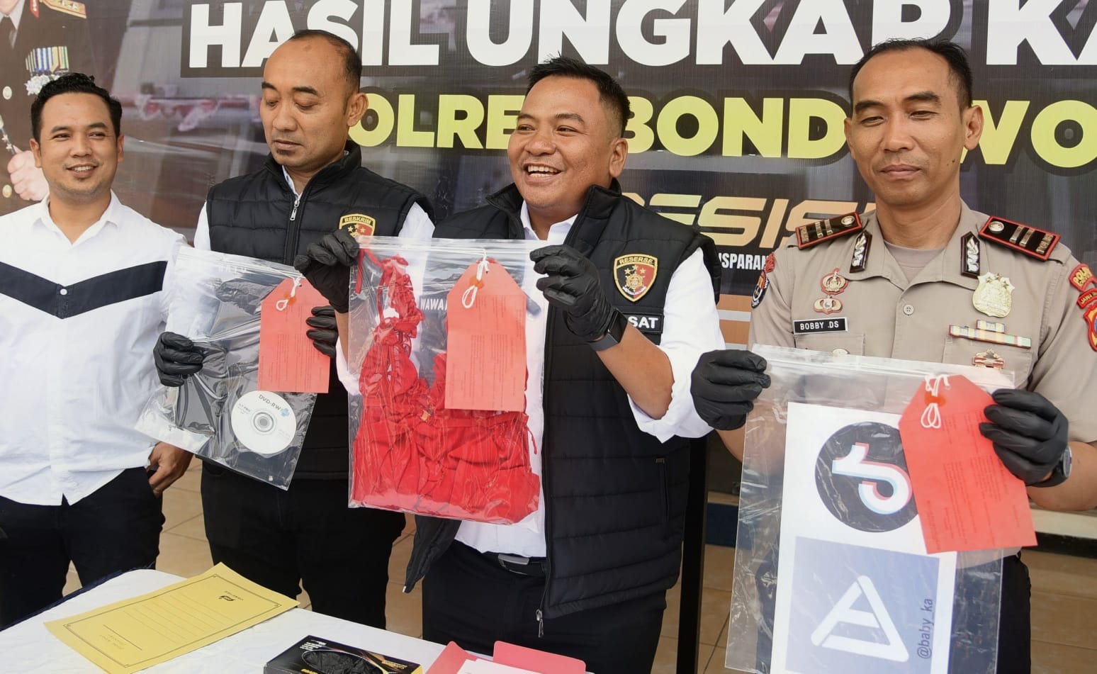 Nekat Live Konten Porno di Medsos Demi Uang, Pasangan Kekasih di Bondowoso Ditangkap Polisi