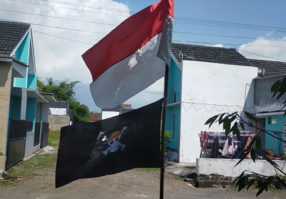Bendera One Piece Berkibar di Depan Rumah Warga Jember