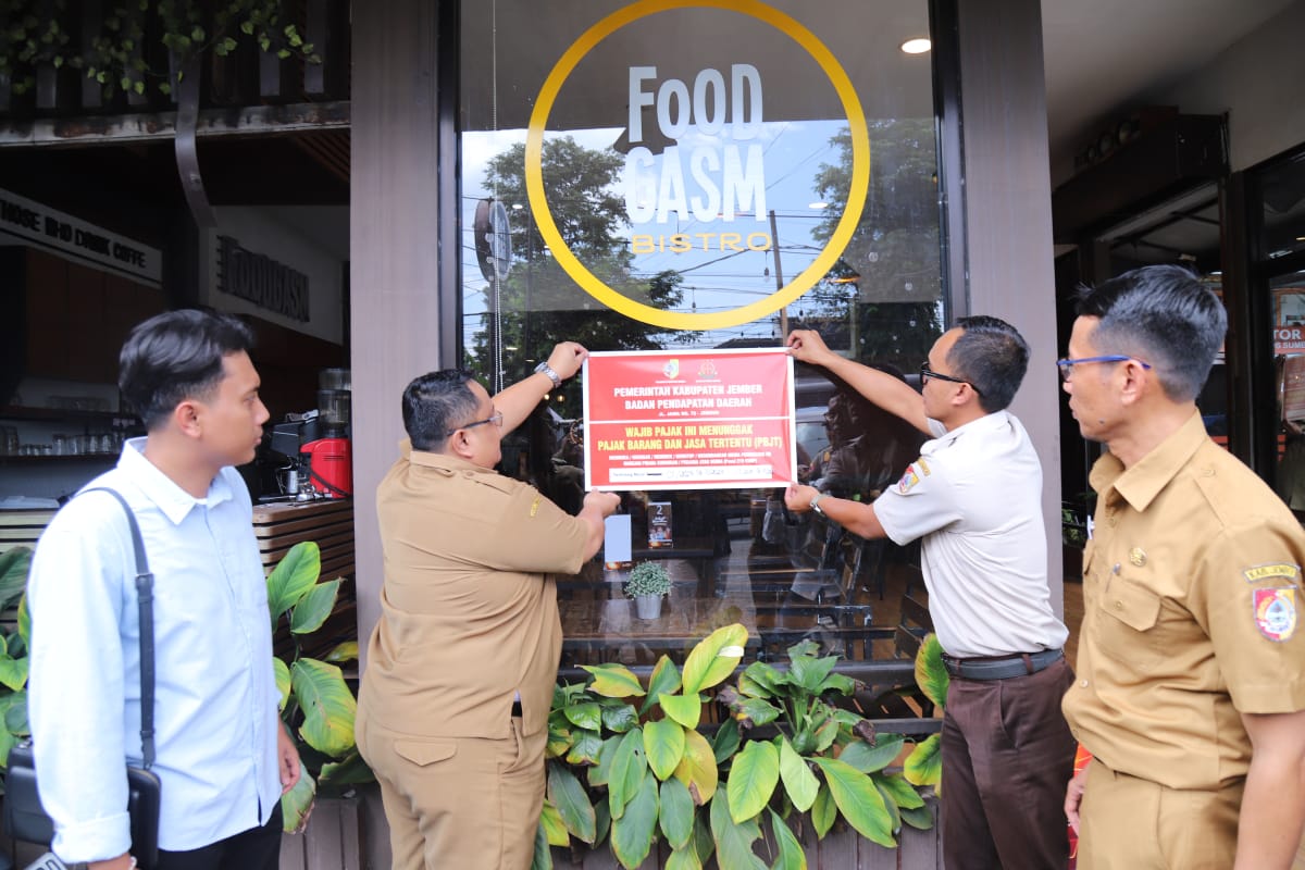 Akibat Nunggak Pajak, Bapenda Jember Segel Tiga Tempat Usaha