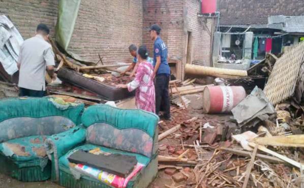 Angin Kencang Terjang 3 Kecamatan di Bondowoso, 2 Rumah Rusak dan 2 Pohon Tumbang