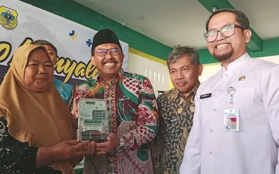 Jelang HUT Ke-80 RI, 498 KK di Bondowoso Dapat Sambungan Listrik Gratis