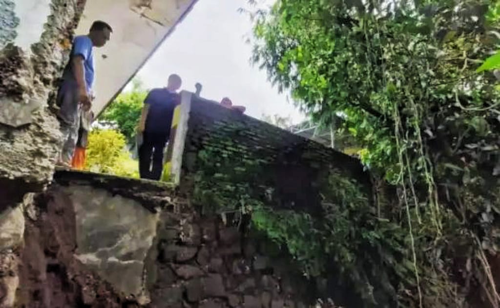 Dua Jembatan Putus dan Fondasi Gedung PAUD Longsor di Bondowoso Diterjang Luapan Sungai 