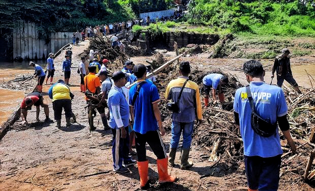 Diterjang Luapan Sungai, Jembatan Penghubung Dua Kecamatan di Situbondo Putus