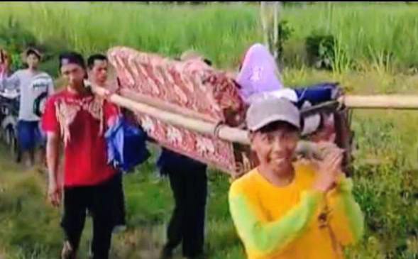 Wanita Hendak Melahirkan di Bondowoso Ditandu Kursi Sejauh 2 Km ke Puskesmas
