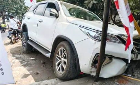 Pengemudi Mengantuk, Fortuner Tabrak Pagar Rumah di Jalan Raya Tapen Bondowoso
