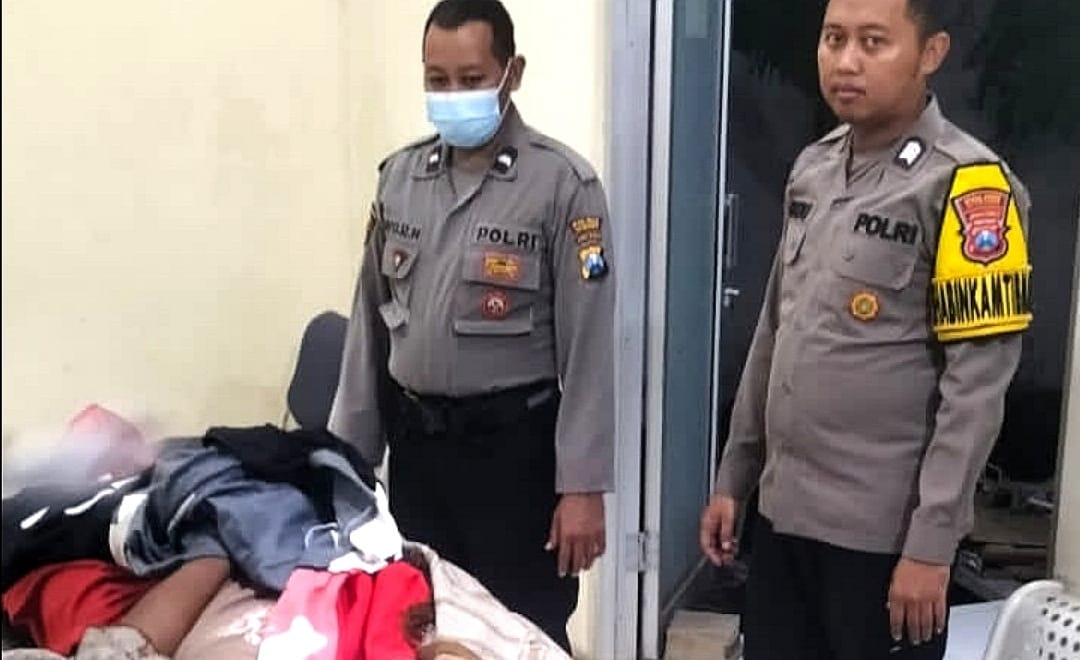 Perbaiki Atap Rumah Bocor, Pria di Situbondo Tewas Tersengat Listrik
