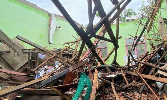 Rapuh Dimakan Usia, Atap Ruangan Perpustakaan SDN 2 Sumbersalam Bondowoso Ambruk
