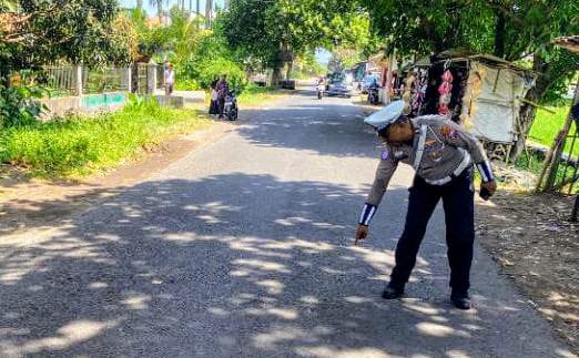 Ibu Rumah Tangga Kendarai Motor di Bondowoso Terjatuh Tewas Ditabrak Mobil