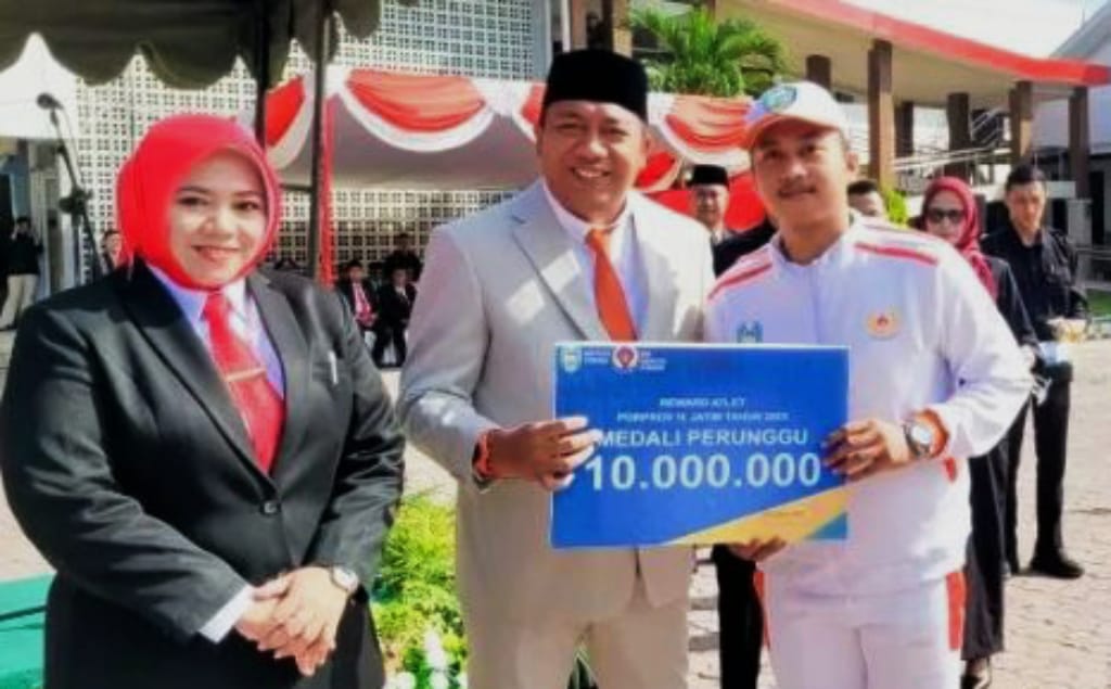 Hari Sumpah Pemuda, Bupati Situbondo Serahkan Bonus Atlet Peraih Medali Porprov Jatim 2025