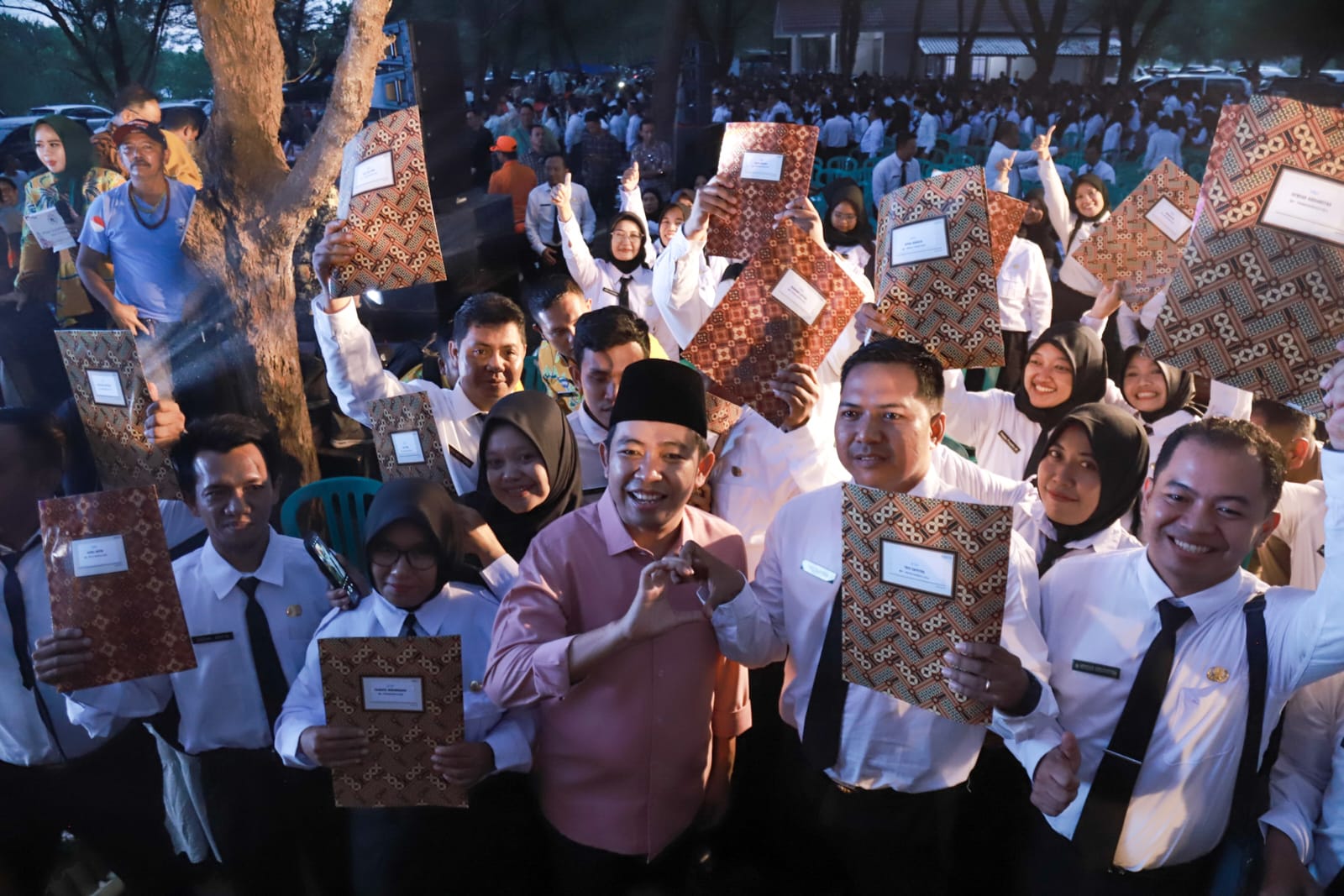 Tepat Hari Lahir Pancasila, Bupati Fawait Berikan Ribuan SK PPPK